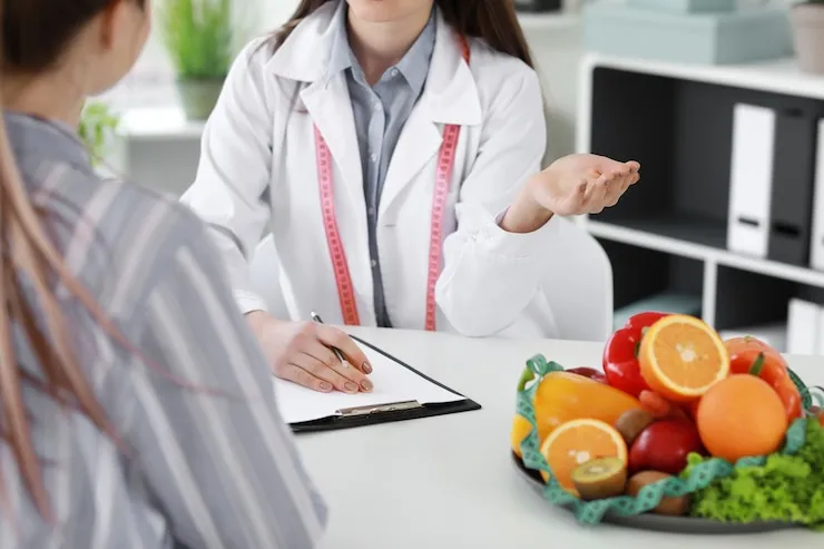 Medical Weight Loss - Express Internal Medicine Doctor consulting with patient about healthy eating, representing personalized weight loss guidance in Plano, TX.